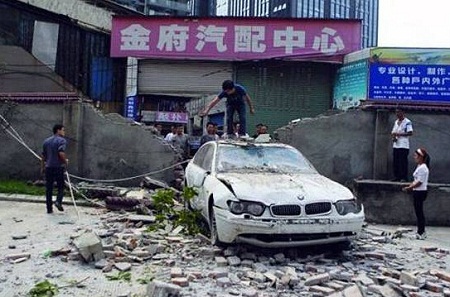 盲埋孔電路板廠之寶馬女司機(jī)上演破墻而入！