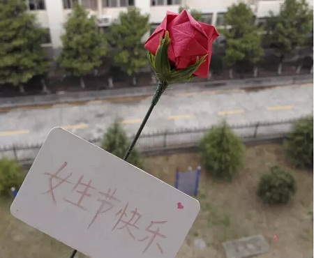 深聯電路板廠女神特輯：玖瑰、巧克力和眾禮品更配喔！