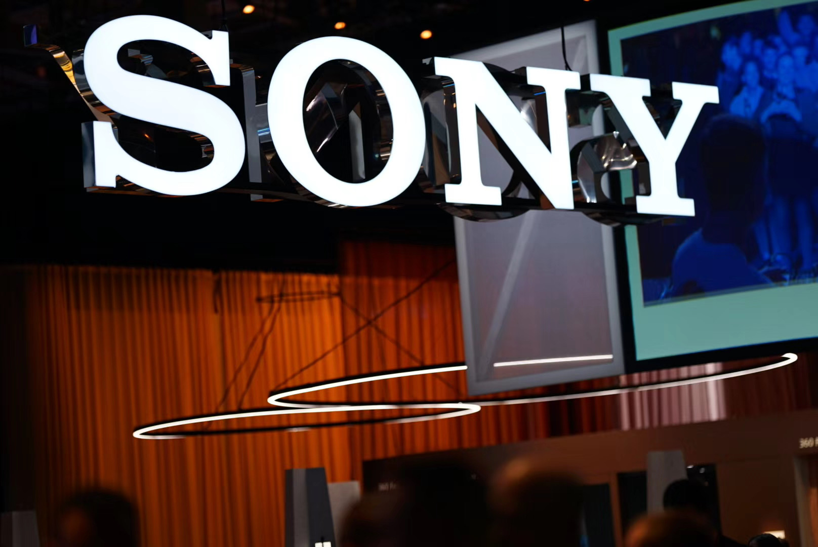 軟硬結合板之庫克出行日本參觀iPhone CIS主要供應商索尼工廠