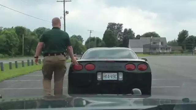 警察在查車的時候會摸一下車屁股，有什么含義嗎？