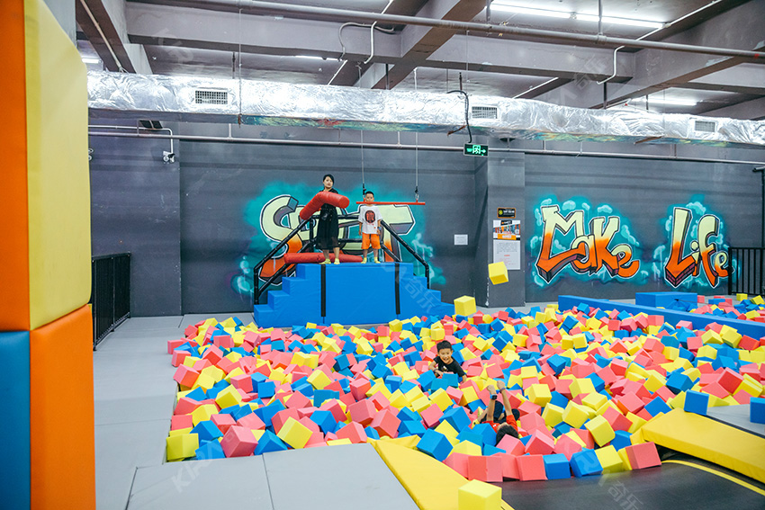 蹦床運動公園海綿球池區